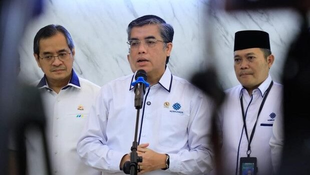 "Pemerintah mengimbau perusahaan swasta terapkan WFH 1 hari sepekan mulai April 2026. Menaker tegaskan kebijakan ini tidak memotong gaji maupun cuti tahunan karyawan."