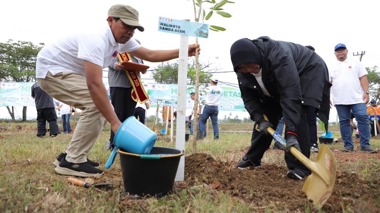 Wali Kota Banda Aceh Illiza Sa’aduddin Djamal melakukan penanaman pohon sebagai bentuk upaya mitigasi bencana melalui vegetasi dalam rangka HKB 2026, di bantaran sungai daerah Simpang Mesra, Kecamatan Syah Kuala, Banda Aceh, Sabtu (25/4). (Dok. HO/Faktakalbar.id)