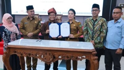 Wali Kota Singkawang bersama perwakilan pemerintah pusat dan pemangku kepentingan saat penandatanganan kesepakatan pelestarian bahasa daerah.