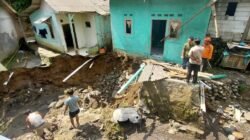 Sejumlah dampak tanah longsor yang tersebar pada 10 desa di 10 kecamatan di Kabupaten Bogor, Provinsi Jawa Barat, pada Rabu lalu (15/4). BPBD dan dinas terkait telah melakukan upaya tanggap darurat di lokasi. Pada Kamis (16/4), para personel membersihkan material longsor di Desa Bojong Koneng, Desa Situ Ilir dan Desa Sukaharja. (Dok. HO/Faktakalbar.id)