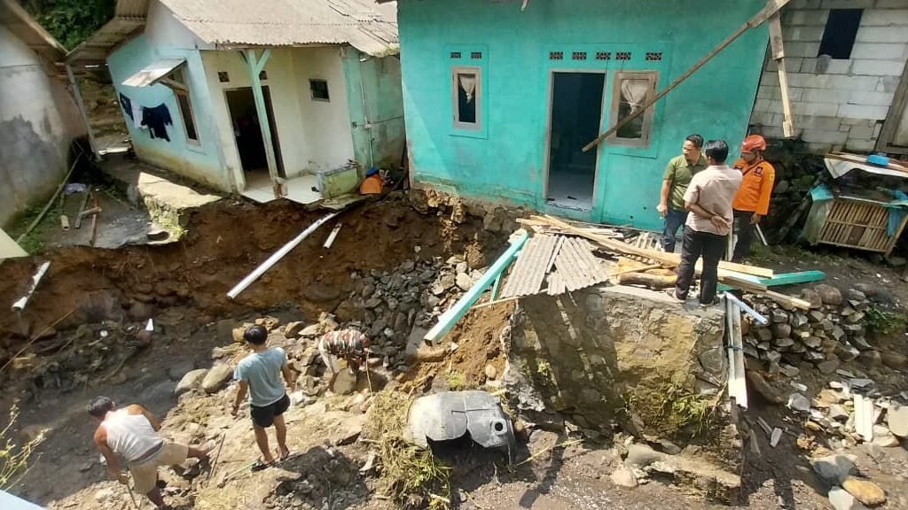 Sejumlah dampak tanah longsor yang tersebar pada 10 desa di 10 kecamatan di Kabupaten Bogor, Provinsi Jawa Barat, pada Rabu lalu (15/4). BPBD dan dinas terkait telah melakukan upaya tanggap darurat di lokasi. Pada Kamis (16/4), para personel membersihkan material longsor di Desa Bojong Koneng, Desa Situ Ilir dan Desa Sukaharja. (Dok. HO/Faktakalbar.id)