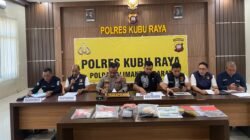 Personel Satresnarkoba Polres Kubu Raya menunjukkan barang bukti enam paket sabu seberat 610 gram yang disita dari seorang mahasiswa di Bandara Supadio.