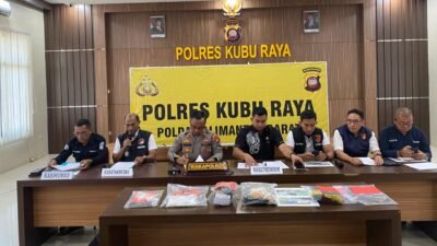 Personel Satresnarkoba Polres Kubu Raya menunjukkan barang bukti enam paket sabu seberat 610 gram yang disita dari seorang mahasiswa di Bandara Supadio.