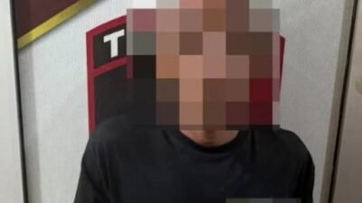 Tersangka kasus kekerasan seksual terhadap anak saat diamankan oleh aparat penegak hukum menuju Mapolres Mempawah usai ditangkap di Semparuk.