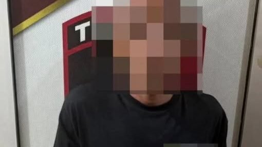 Tersangka kasus kekerasan seksual terhadap anak saat diamankan oleh aparat penegak hukum menuju Mapolres Mempawah usai ditangkap di Semparuk.