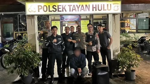 Aparat kepolisian dari Polsek Tayan Hulu mengamankan tersangka curat beserta barang bukti pengeras suara milik gereja yang sempat digadaikan.