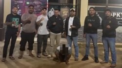 Petugas kepolisian saat menggiring tersangka residivis kasus kekerasan seksual dan penculikan anak di bawah umur untuk menjalani pemeriksaan di Mapolres Mempawah.