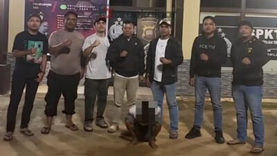 Petugas kepolisian saat menggiring tersangka residivis kasus kekerasan seksual dan penculikan anak di bawah umur untuk menjalani pemeriksaan di Mapolres Mempawah.