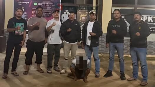 Petugas kepolisian saat menggiring tersangka residivis kasus kekerasan seksual dan penculikan anak di bawah umur untuk menjalani pemeriksaan di Mapolres Mempawah.