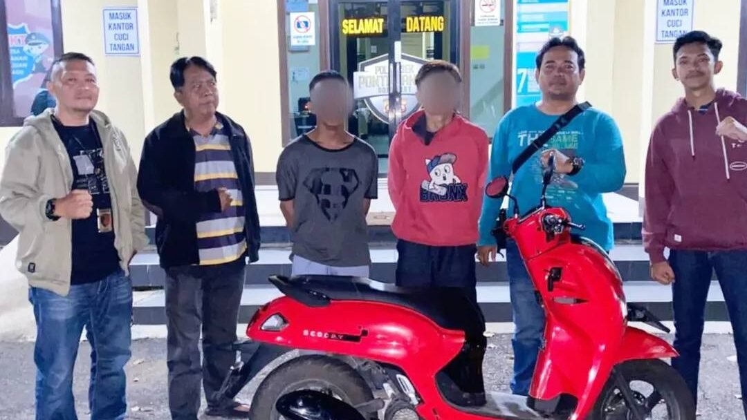 Pihak kepolisian saat mengamankan tersangka terkait kasus pencurian sepasang burung lovebird di wilayah hukum Polsek Pontianak Barat.