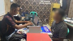 Aparat Polsek Sekayam saat melakukan proses pemeriksaan lanjutan terhadap terduga pelaku tindak pidana penipuan jual beli kendaraan bermotor.