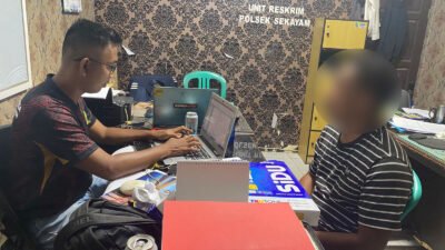 Aparat Polsek Sekayam saat melakukan proses pemeriksaan lanjutan terhadap terduga pelaku tindak pidana penipuan jual beli kendaraan bermotor.