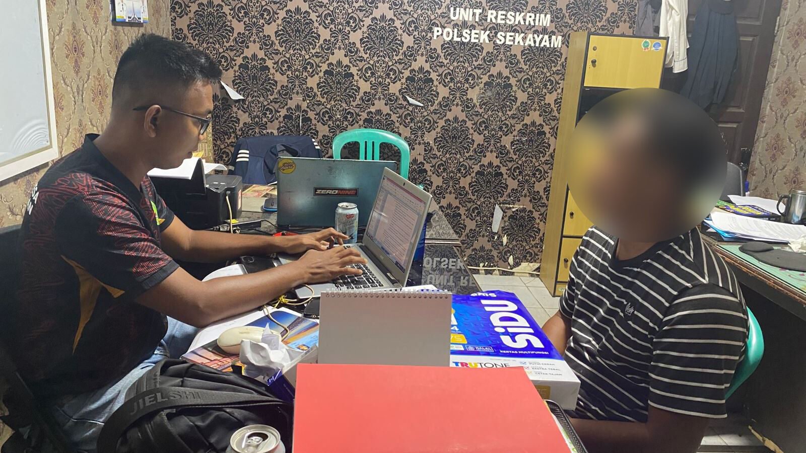 Aparat Polsek Sekayam saat melakukan proses pemeriksaan lanjutan terhadap terduga pelaku tindak pidana penipuan jual beli kendaraan bermotor.