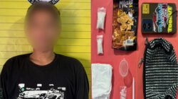 Tersangka HW (24) beserta barang bukti narkotika jenis sabu seberat 15,4 gram dalam operasi penindakan di Desa Balai Karangan.