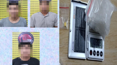 Ketiga tersangka beserta sejumlah barang bukti saat diamankan oleh jajaran Polsek Delta Pawan dan Polres Ketapang guna proses penyidikan lebih lanjut.
