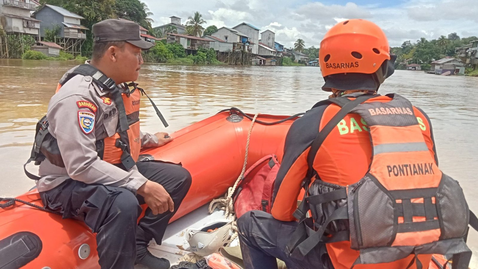 "Memasuki hari kedua pencarian, nasib kakek 75 tahun yang dilaporkan hilang saat memancing di Sungai Cina, Melawi, belum menemui titik terang. Tim SAR terus memperluas area penyisiran."