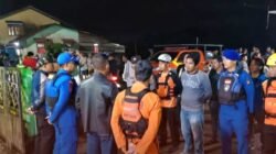 Tim SAR gabungan saat melakukan persiapan dan penyisiran di lokasi dugaan tenggelamnya seorang pemuda di aliran Sungai Sambas Kecil.