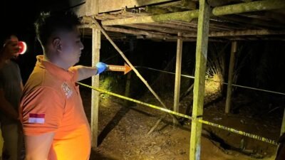 Kepolisian saat melakukan olah Tempat Kejadian Perkara (TKP) terkait penemuan jenazah seorang warga di Kecamatan Nanga Mahap.