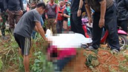 Pihak kepolisian saat melakukan proses evakuasi terhadap jenazah perempuan yang ditemukan tewas di kawasan perkebunan kelapa sawit, Desa Kepayang.