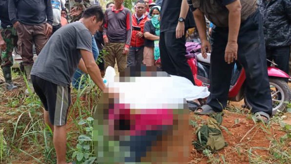 Pihak kepolisian saat melakukan proses evakuasi terhadap jenazah perempuan yang ditemukan tewas di kawasan perkebunan kelapa sawit, Desa Kepayang.