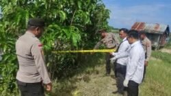 Pihak kepolisian saat memantau lokasi penemuan jenazah seorang pria lanjut usia di area tanggul tambak ikan, Kecamatan Pemangkat, Kabupaten Sambas.