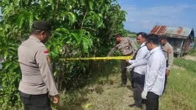 Pihak kepolisian saat memantau lokasi penemuan jenazah seorang pria lanjut usia di area tanggul tambak ikan, Kecamatan Pemangkat, Kabupaten Sambas.