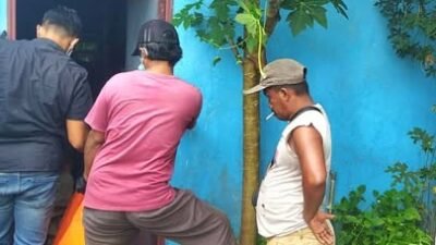 Petugas gabungan bersama warga saat melakukan pengecekan di lokasi penemuan seorang pria yang meninggal dunia di dalam rumahnya di Kelurahan Roban, Singkawang.