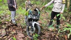 Barang bukti berupa satu unit sepeda motor yang sempat dilaporkan hilang dan ditemukan tersembunyi di area perkebunan warga.