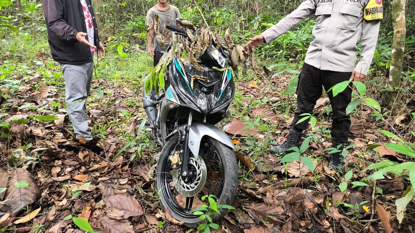 Barang bukti berupa satu unit sepeda motor yang sempat dilaporkan hilang dan ditemukan tersembunyi di area perkebunan warga.