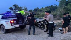 Petugas kepolisian dari Polres Sekadau saat melakukan penertiban dan mengamankan kendaraan roda dua milik para pelaku balap liar di kawasan Komplek Pemda.