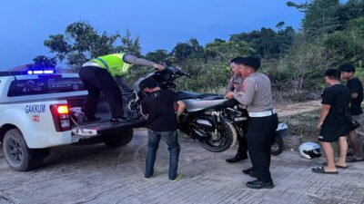 Petugas kepolisian dari Polres Sekadau saat melakukan penertiban dan mengamankan kendaraan roda dua milik para pelaku balap liar di kawasan Komplek Pemda.