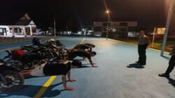 Lima pelajar SMA saat diberikan hukuman pembinaan fisik kedisiplinan oleh personel Polres Sekadau akibat menggunakan knalpot brong dan keluyuran hingga dini hari.