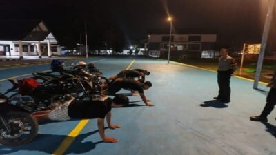 Lima pelajar SMA saat diberikan hukuman pembinaan fisik kedisiplinan oleh personel Polres Sekadau akibat menggunakan knalpot brong dan keluyuran hingga dini hari.