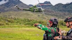 Prajurit TNI dari Satgas Yon Parako 466 Pasgat saat memandu dan mengamankan aktivitas penerbangan di landasan perintis Distrik Sinak, Provinsi Papua Tengah.