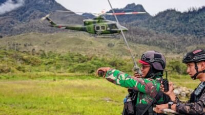 Prajurit TNI dari Satgas Yon Parako 466 Pasgat saat memandu dan mengamankan aktivitas penerbangan di landasan perintis Distrik Sinak, Provinsi Papua Tengah.