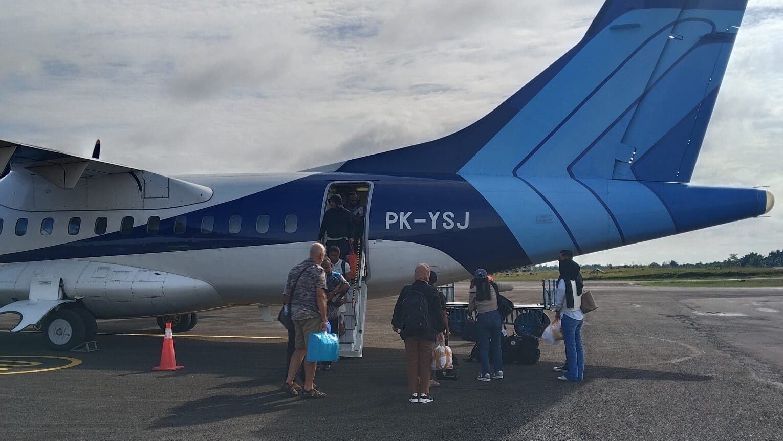 Personel Satgas Yon Parako 466 Pasgat saat melakukan pengamanan dan pengawasan aktivitas penerbangan perintis di kawasan Bandara Nop Goliat, Kabupaten Yahukimo.