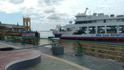 "Pengamat Transportasi Syarif Usmulyani Alqadrie kritik tajam pemerintah daerah terkait kemacetan Pontianak dan rencana perbaikan dermaga feri yang dinilai tanpa perencanaan matang."