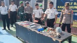Petugas gabungan memusnahkan barang bukti berupa telepon genggam dan alat elektronik lainnya hasil razia kamar warga binaan di Rutan Kelas IIB Sanggau, Senin (6/4/2026).