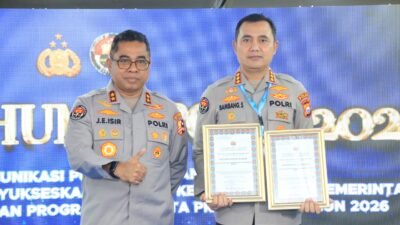 Kepala Bidang Humas Polda Kalbar Kombes Pol Bambang Suharyono saat menerima penghargaan nasional pengelolaan konten digital pada ajang Rakernis Humas Polri di Jakarta.
