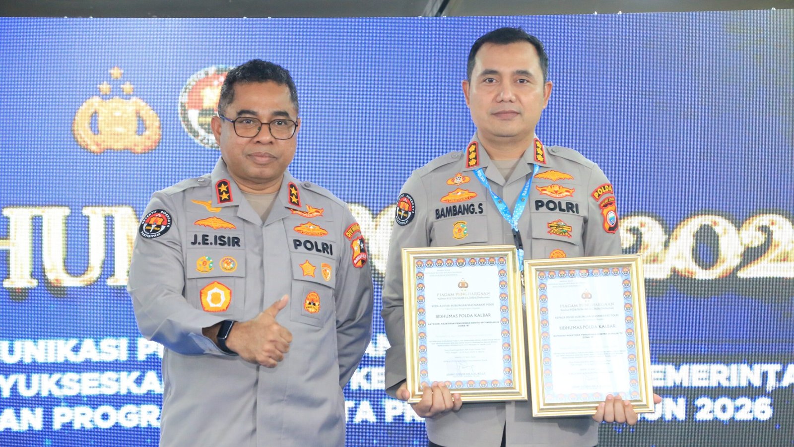 Kepala Bidang Humas Polda Kalbar Kombes Pol Bambang Suharyono saat menerima penghargaan nasional pengelolaan konten digital pada ajang Rakernis Humas Polri di Jakarta.