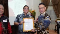 Wali Kota Pontianak sekaligus Ketua PMI Kota Pontianak, Edi Rusdi Kamtono, menyerahkan piagam penghargaan dan pin emas kepada Zulfydar Zaidar, salah satu pahlawan kemanusiaan yang telah mendonorkan darahnya lebih dari 100 kali. (Dok. HO/Faktakalbar.id)