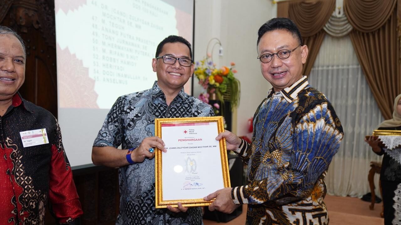 Wali Kota Pontianak sekaligus Ketua PMI Kota Pontianak, Edi Rusdi Kamtono, menyerahkan piagam penghargaan dan pin emas kepada Zulfydar Zaidar, salah satu pahlawan kemanusiaan yang telah mendonorkan darahnya lebih dari 100 kali. (Dok. HO/Faktakalbar.id)