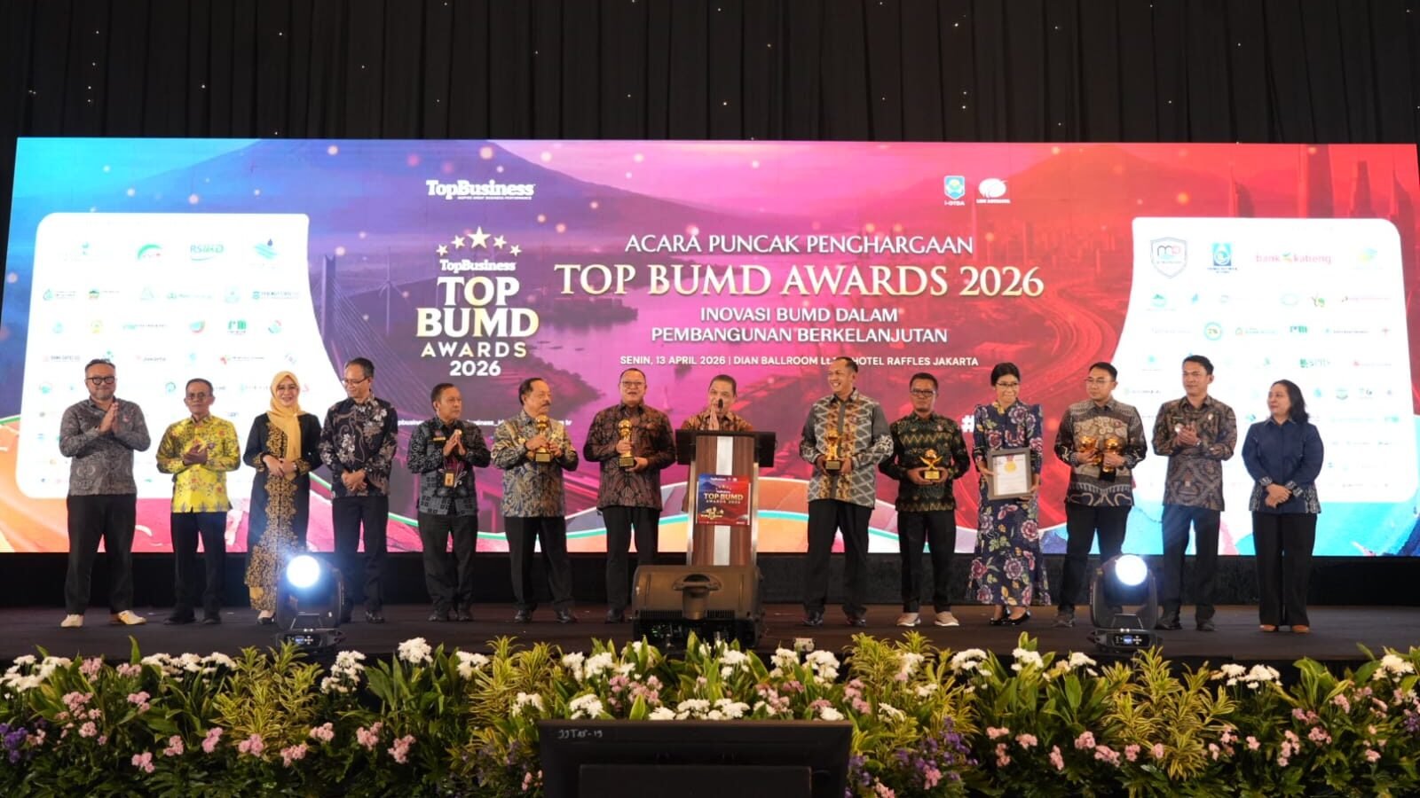 Jajaran pimpinan BUMD asal Kalimantan Barat saat menerima penghargaan dalam ajang TOP BUMD Awards 2026 di Hotel Raffles Jakarta.