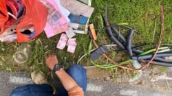 Barang bukti berupa potongan kulit kabel dan puluhan lembar uang palsu yang diamankan oleh petugas kepolisian usai menangkap tersangka di kediamannya.