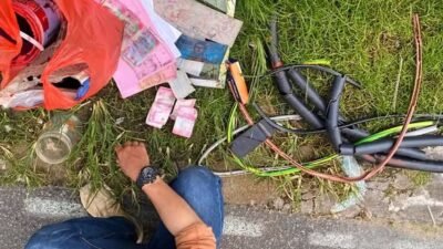 Barang bukti berupa potongan kulit kabel dan puluhan lembar uang palsu yang diamankan oleh petugas kepolisian usai menangkap tersangka di kediamannya.