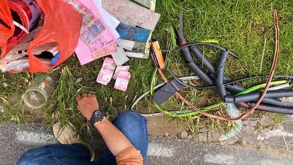 Barang bukti berupa potongan kulit kabel dan puluhan lembar uang palsu yang diamankan oleh petugas kepolisian usai menangkap tersangka di kediamannya.