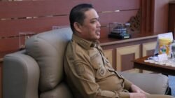 Gubernur Ria Norsan saat memberikan penjelasan resmi di ruang kerjanya terkait rincian komponen pembiayaan lokal bagi calon jemaah haji asal Kalimantan Barat.