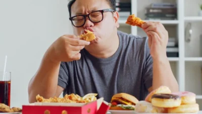 "Pernahkah Anda menyadari bahwa saat suasana hati sedang sangat gembira, perut terasa ingin terus mengunyah? Ketahui kaitan antara perasaan bahagia dengan meningkatnya nafsu makan."