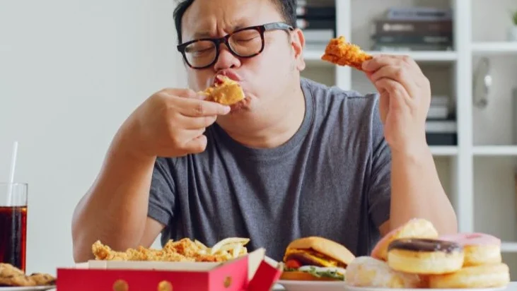 "Pernahkah Anda menyadari bahwa saat suasana hati sedang sangat gembira, perut terasa ingin terus mengunyah? Ketahui kaitan antara perasaan bahagia dengan meningkatnya nafsu makan."