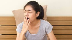 "Pernahkah Anda sengaja tidur lebih awal agar segar keesokan paginya, tapi justru merasa sangat mengantuk seharian? Kenali fenomena ini dan penyebab di baliknya."